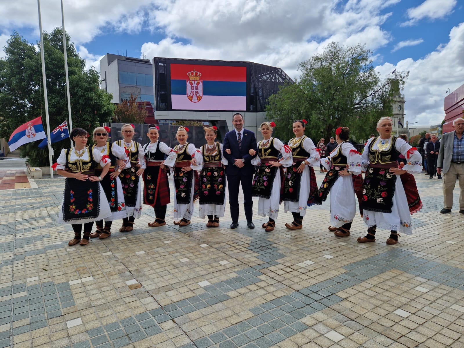 Подизање државне заставе Републике Србије у Мелбурну поводом Дана државности